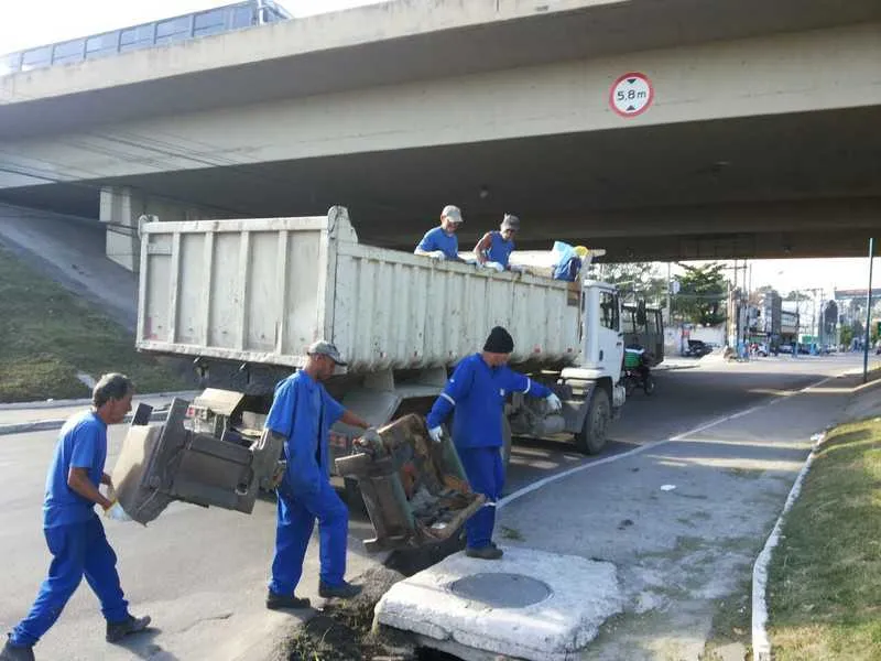 Imagem ilustrativa da imagem Empresa fecha aterro sanitário e prejudica coleta de lixo em São Gonçalo