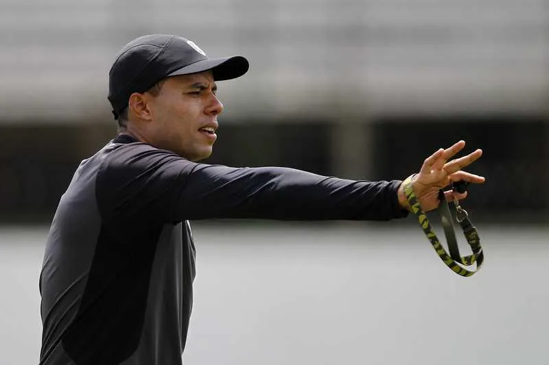 O técnico Jair Ventura espera 'furar' o bloqueio do Coritiba, neste sábado, na Arena Botafogo