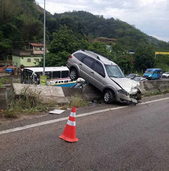 Acidente envolvendo três carros causou transtornos aos motoristas pela manhã