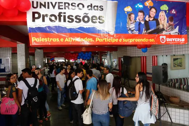 Doze escolas públicas e particulares levaram os alunos para conhecer os cursos oferecidos