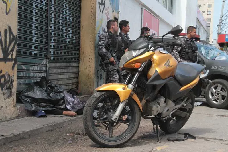 Segundo a polícia, menor atirou nos militares ao ser flagrado assaltando um casal, no Centro