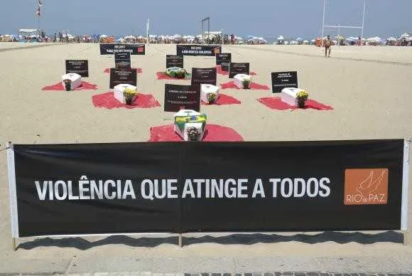  Manifestação nas areias de Copacabana (Rio de Janeiro) para denunciar mortes por causas violentas