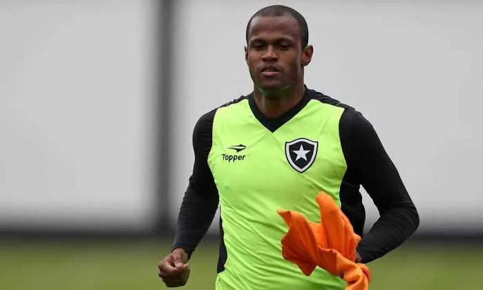  O volante Airton não encara o Coritiba hoje, na Arena da Ilha