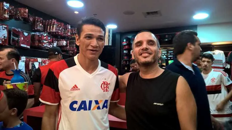 O  torcedor rubro-negro Vinicius Kienen, se emocionou ao conhecer o 'Magro de Aço'