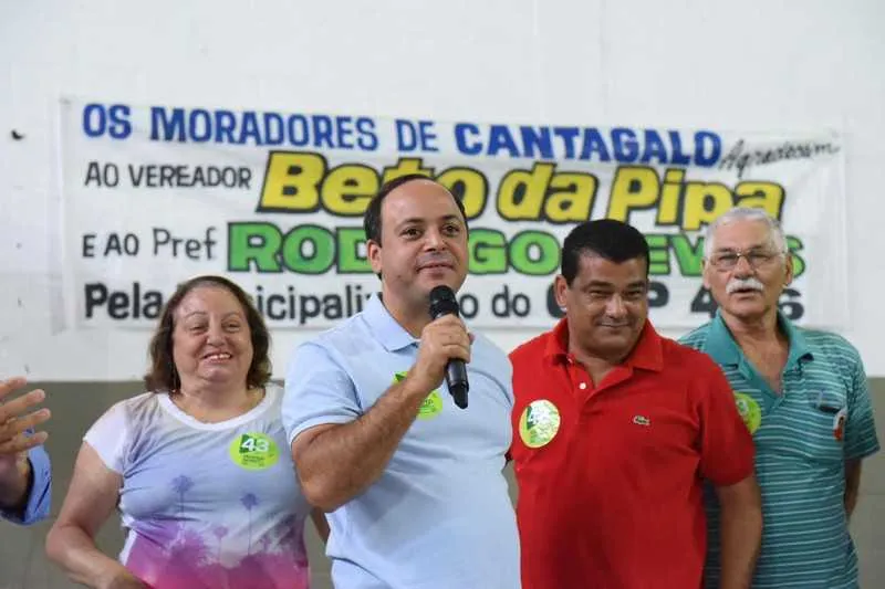 Rodrigo Neves esteve no Cantagalo com vereador Beto da Pipa