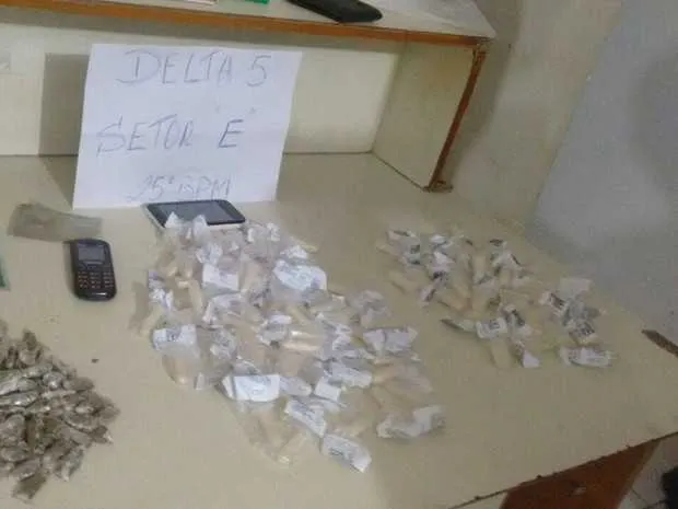 As drogas foram encontradas dentro de carro após vistoria de policiais militares em Tamoios