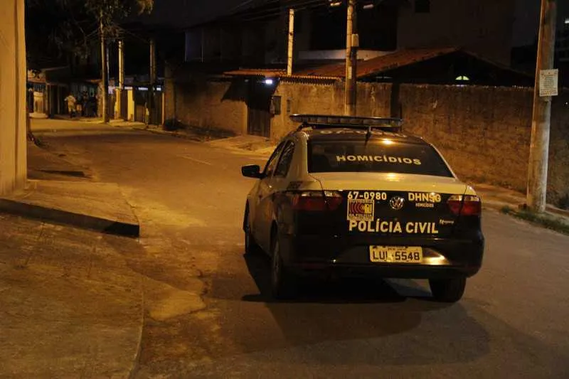 Policiais da Divisão de Homicídios estiveram no local do crime para iniciarem as investigações