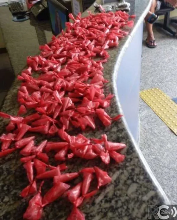 Policiais ósmio do 25º BPM apreenderam como drogas na Rua Manoel Duarte, em Arraial do Cabo
