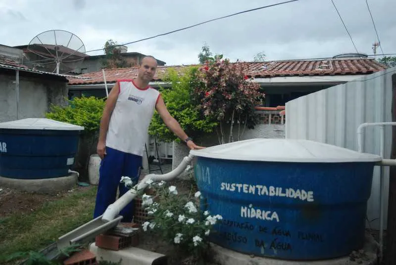 Através do reúso, Fernando reaproveita a água da maquina de lavar, que é armazenada em galões