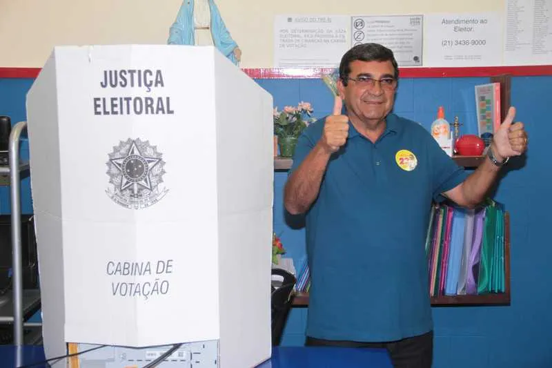 José Luiz Nanci votou, acompanhado da esposa, no Colégio Santa Terezinha, no Centro