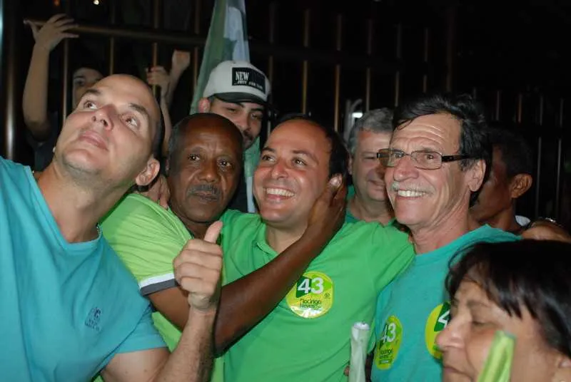  Emocionado, Rodrigo Neves, faz uma ‘selfie’ com um grupo de eleitores na porta de sua residência, no bairro de Santa Rosa