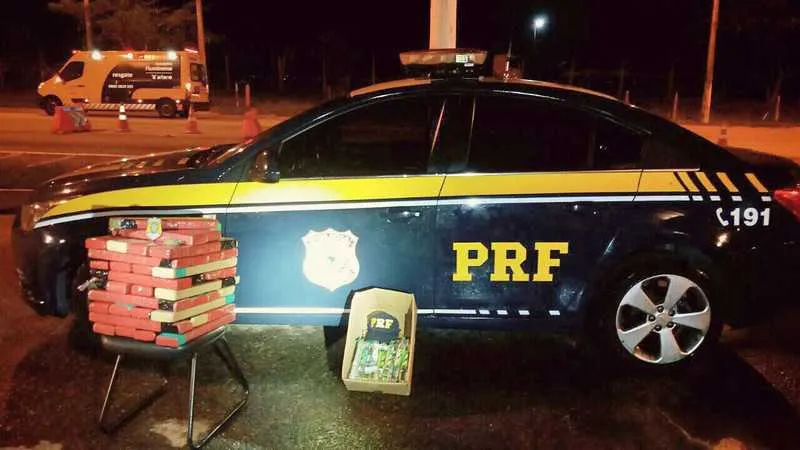 Imagem ilustrativa da imagem PRF apreende 55kg de maconha e 33 frascos de lança-perfume na BR-101