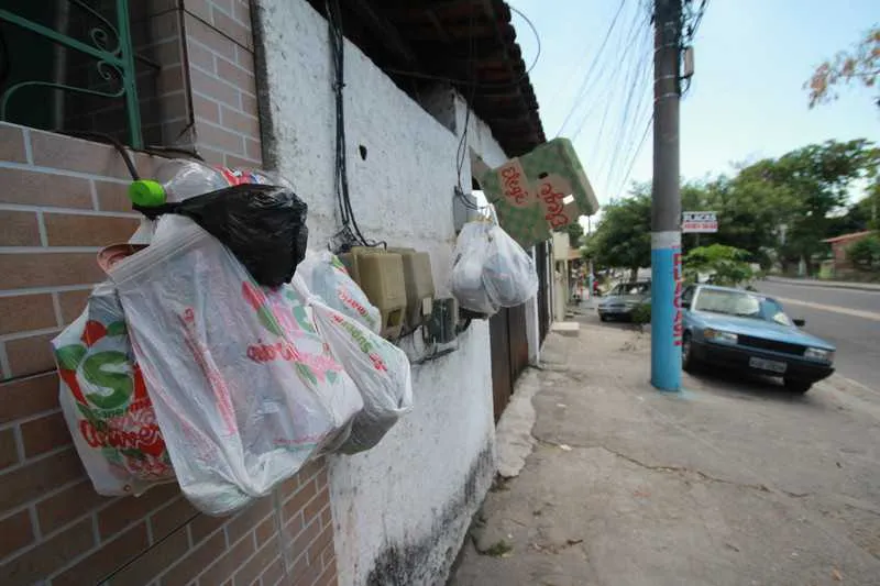 Há lixo acumulado em diferentes bairros de São Gonçalo
