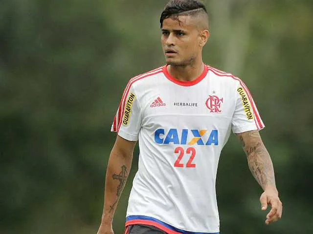 O meia Everton, lesionado, segue fora da equipe rubro-negra