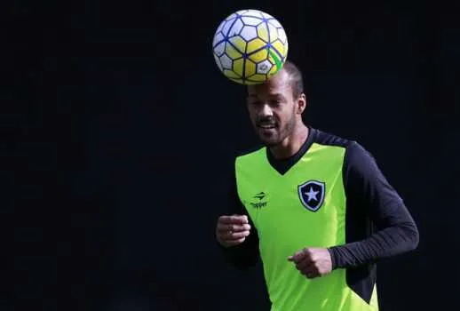 O volante Bruno Silva é considerado peça fundamental no esquema defensivo do Glorioso
