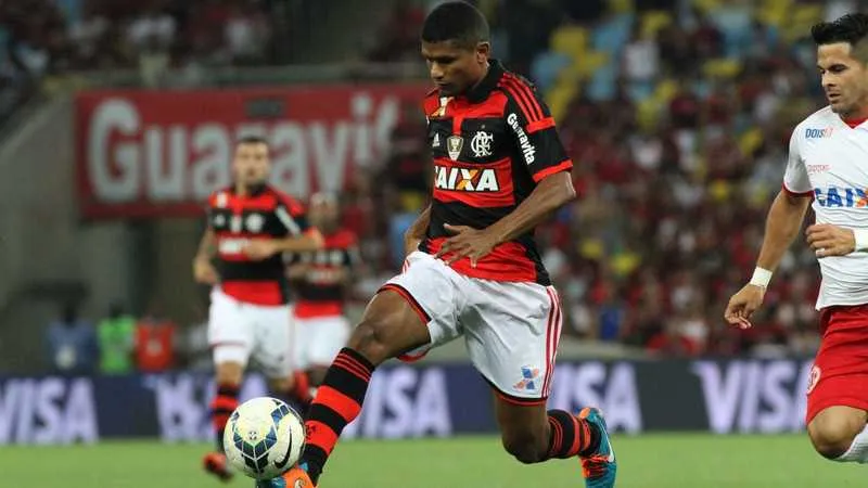 Depois de amargar a reserva sob o comando de Muricy, Márcio Araújo ganhou a confiança do novo treinador e é titular absoluto do Fla