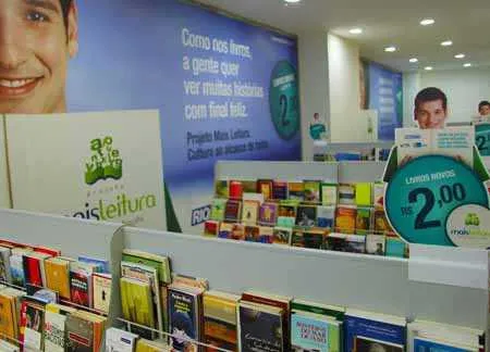 
São oferecidos mais de 800 títulos de diferentes gêneros