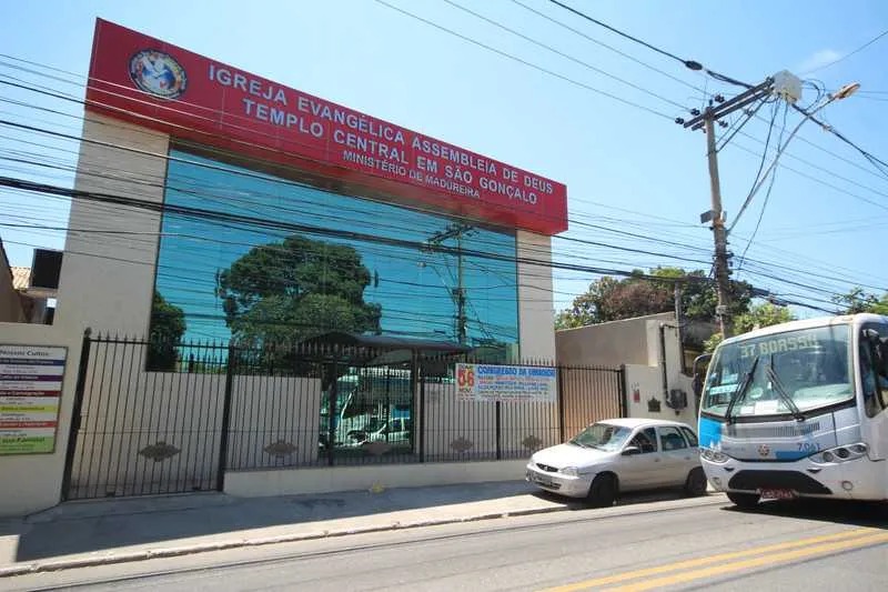  Além de arrombarem cofre, criminosos levaram uma TV e talões de cheque de igreja no Boaçu