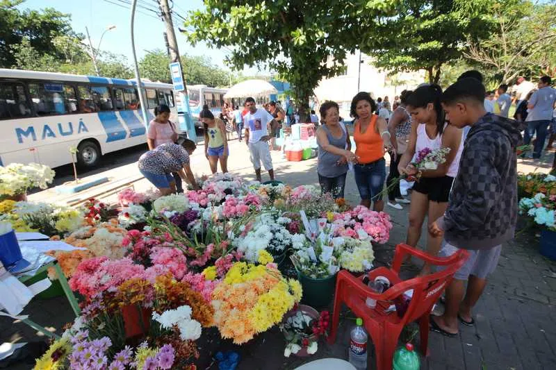 Ambulantes aproveitaram o dia para lucrar com a venda das flores