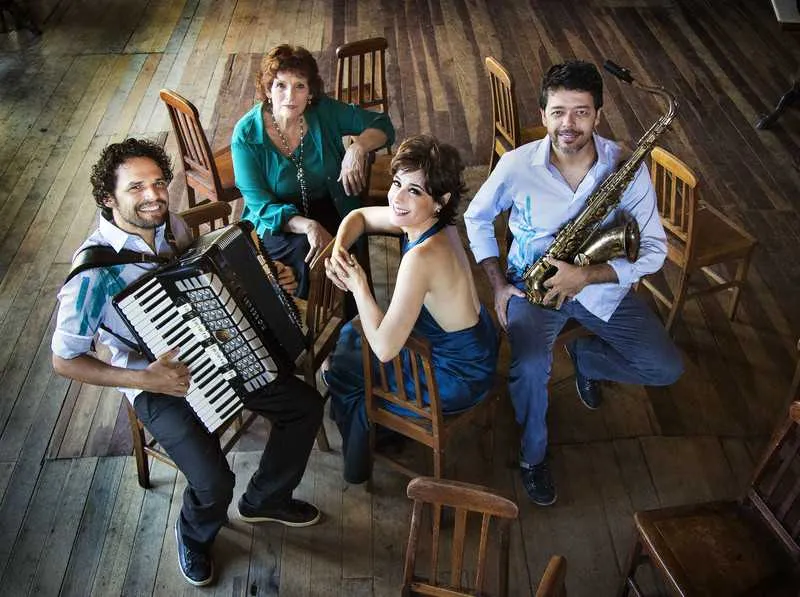 Soraya Ravenle se apresenta ao lado do grupo LiberTango. 