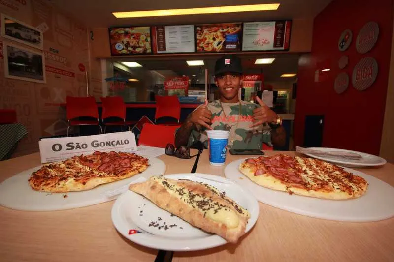 DJ gonçalense Yago Gomes conversou com OSG saboreando delícias na Domino’s do centro de SG