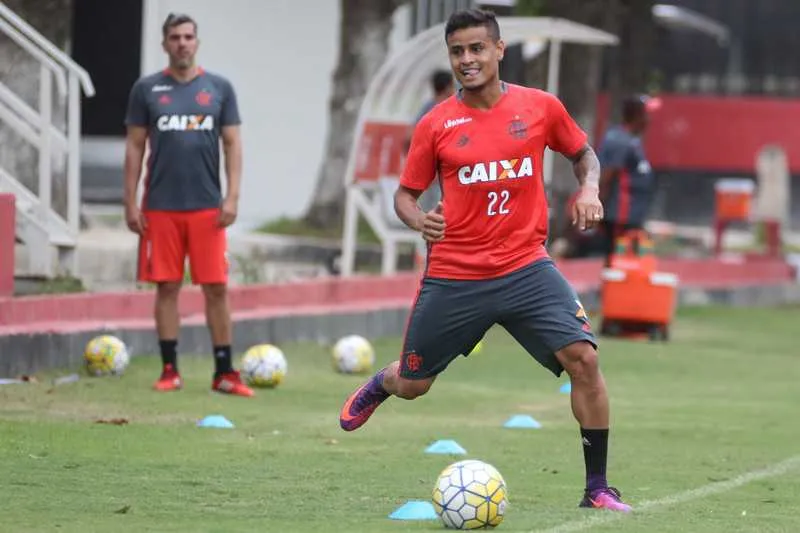 Everton treinou com bola, sob o comando do preparador físico
