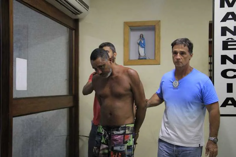 Dinho foi surpreendido pelos agentes num lava-jato do bairro