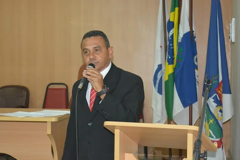 O vereador professor Paulo é o autor do projeto de lei que visa cumprimento de lei federal