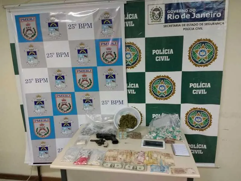 Na operação foram apreendidos dinheiro e drogas 