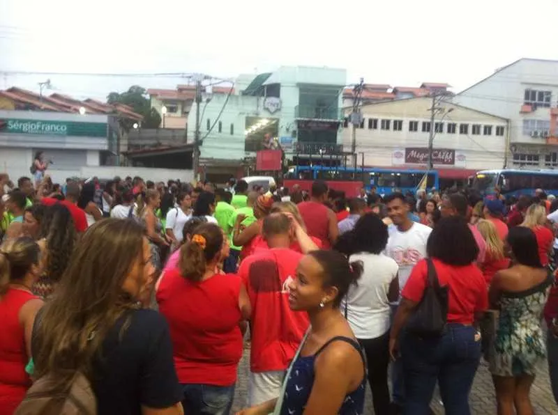 O protesto contou com a presença de cerca de 300 pessoas na Praça Orlando Barros Pimentel
