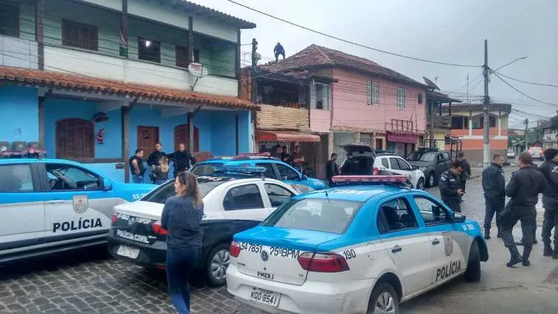 As equipes percorreram três bairros de Armação dos Búzios em busca de traficantes, drogas e armas