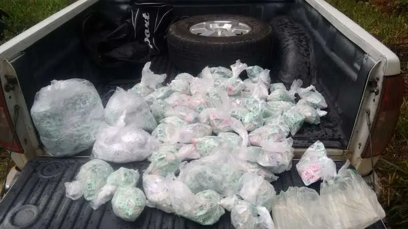 As drogas estavam dentro de uma mochila e foram encontradas com o homem preso pela PM
