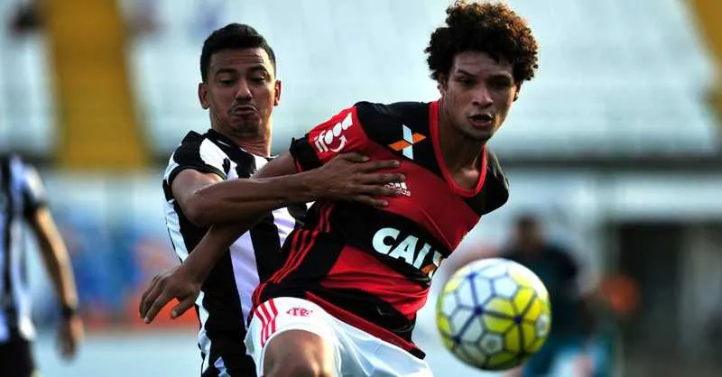 William Arão e Rodrigo Lindoso são os responsáveis pela marcação e saída de bola do Rubro-Negro e Alvinegro, respectivamente