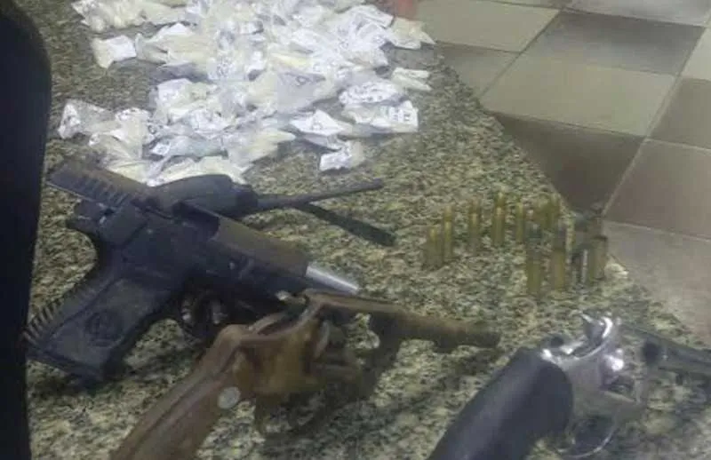 Segundo policiais militares, Guilherme, Gesse e outro homem, ainda não identificado, estavam com três armas e drogas