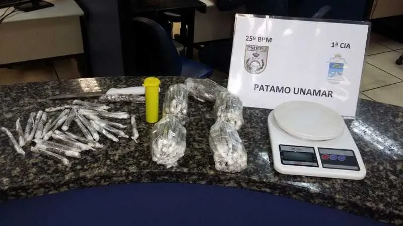Em Samburá, um homem foi preso com 154 trouxinhas de maconha e uma balança de precisão