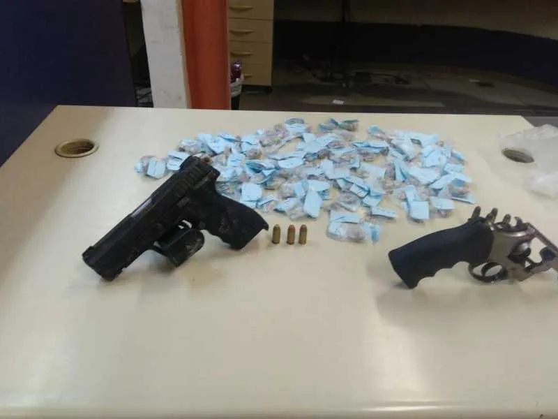 Os jovens, segundo policiais do 35º BPM (Itaboraí), estavam com uma pistola calibre 40, um revólver calibre 38, 132 trouxinhas de maconha e 29 pinos de cocaína