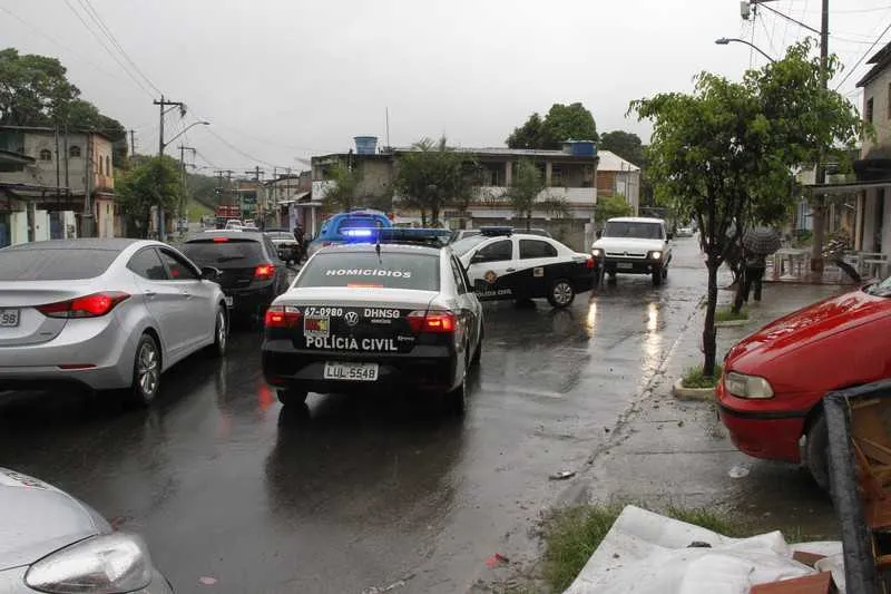 Corpo do homem, que estava só de bermuda, foi jogado por ocupantes de um carro na Estrada da Conceição, em Itaúna