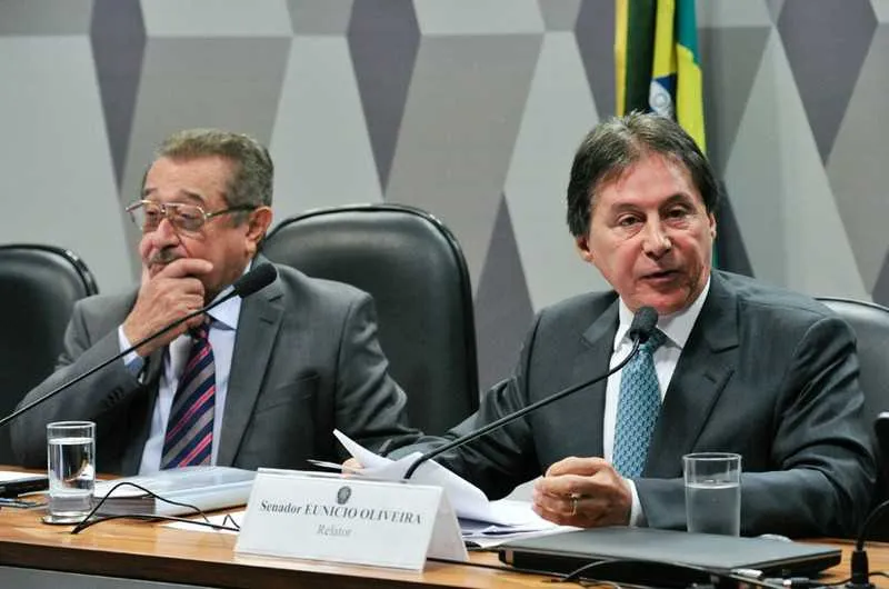Senador Eunício Oliveira leu o texto que veio da Câmara dos Deputados e o manteve na íntegra