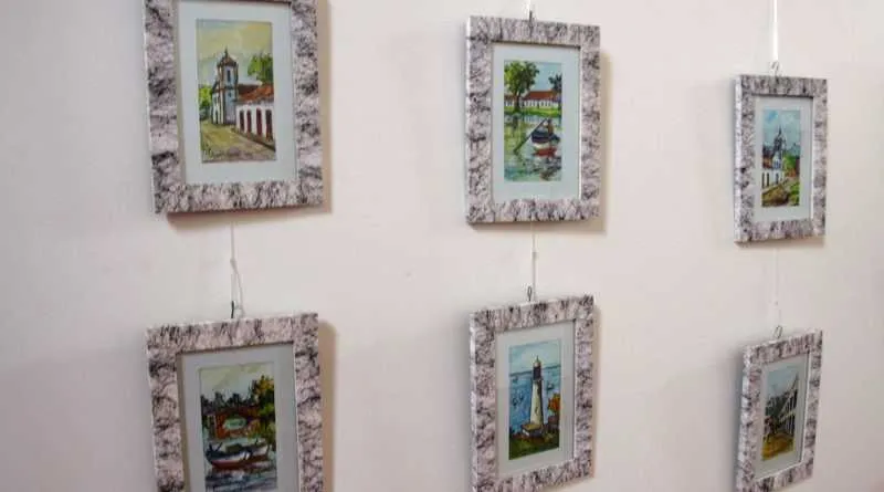Quadros são no formato 10x15cm e são pintados com lápis