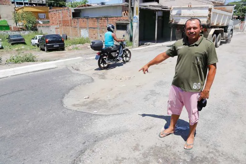 Jeová mostra buracos no trecho da Via Binário ainda não asfaltado