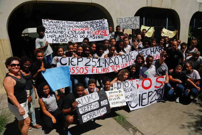 No Ciep 251 – Dona Maria Portugal, no Baldeador – professores e alunos fazem manifestações