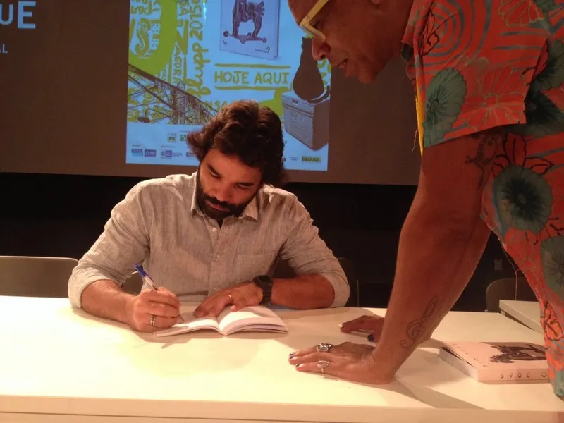 O gonçalense Rodrigo Santos dando autógrafo no Rio de Janeiro.

