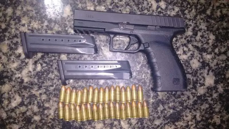 Com o preso, foram encontrados a arma e as munições