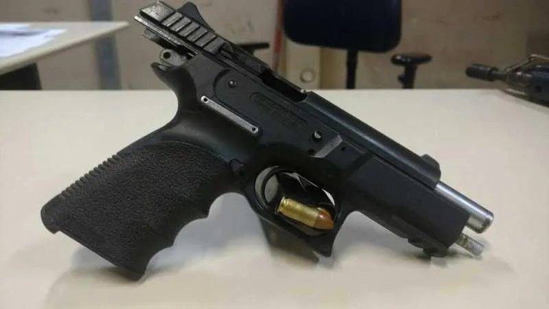 Segundo PMs, Ruan estava com uma pistola, calibre 9mm