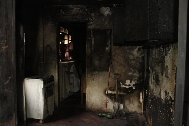 Três pessoas estavam dentro da casa quando acusado ateou fogo no imóvel