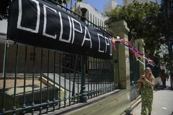 Estudantes ocupam colégio Pedro II (Humaitá) em protesto contra a PEC do Teto de Gastos Públicos