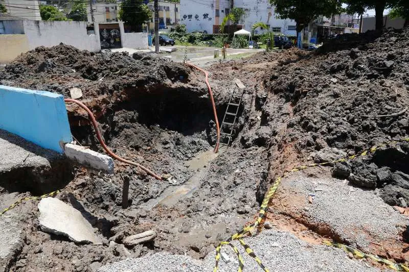 Duas adutoras romperam na Rua Lúcio Tomé Feteira, em Vila Lage, na madrugada de ontem
