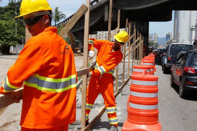 Operários trabalham, desde a noite de segunda, e a previsão de obra pronta é para maio de 2017