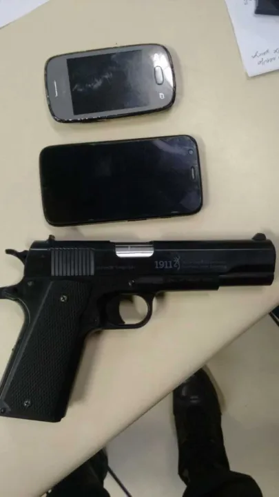 Arma e celulares apreendidos