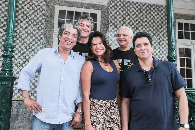 O Secretário municipal de Cultura, Arthur Maia, e o diretor da empresa americana One Revolution People's Music (One rpm), André Agra, apresentaram, na tarde desta terça-feira (08), no Solar do Jambeiro, uma parceria que vai disponibilizar, para os artistas do Selo Niterói Discos, uma plataforma para distribuição de música no universo digital. A primeira etapa da parceria prevê a distribuição de 2 álbuns de 50 artistas gravados pelo Selo público niteroiense em mais de 60 canais digitais pelo plan
